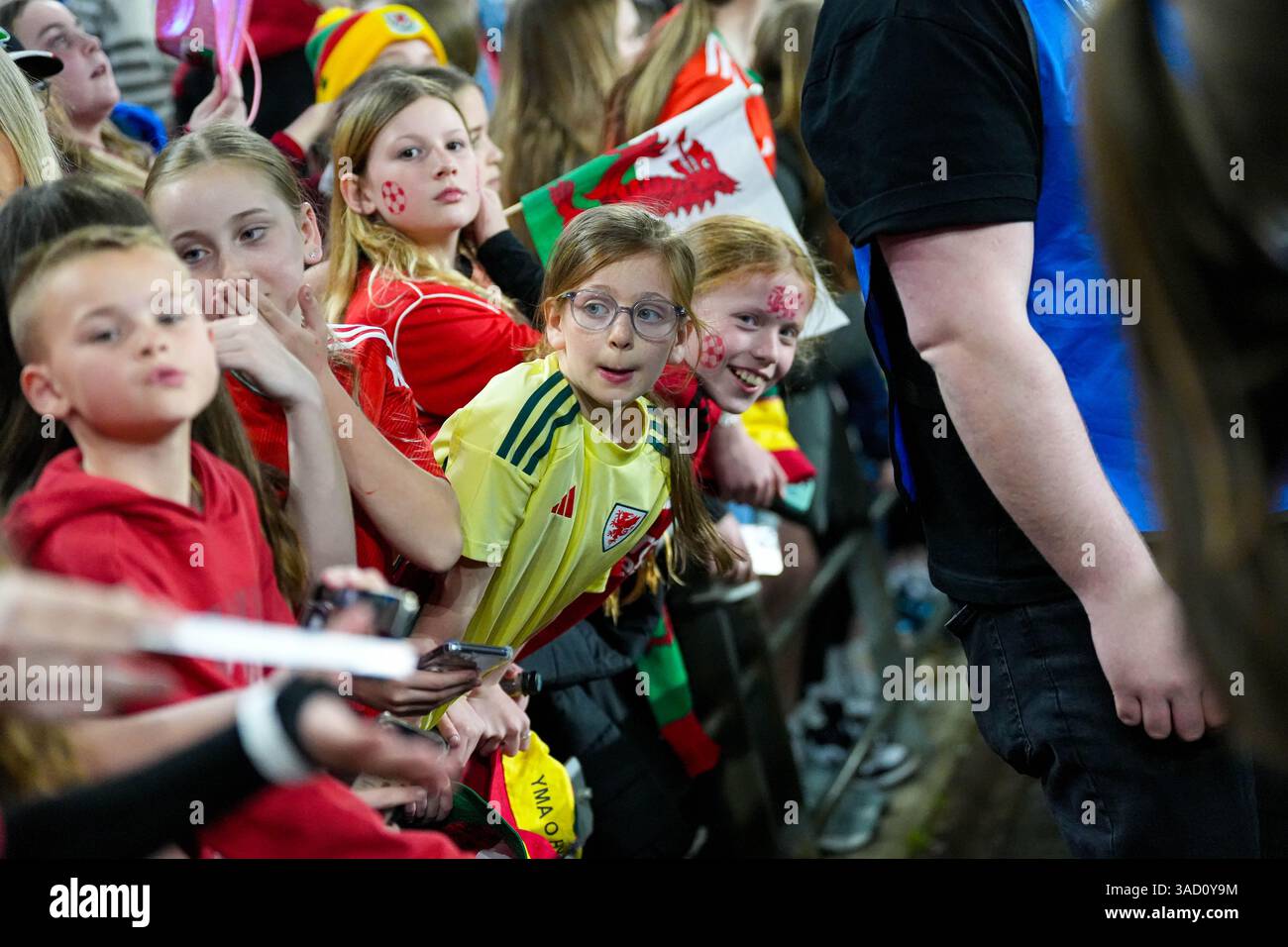 Cardiff, pays de Galles, Royaume-Uni. 4 avril 2025.les supporters gallois lors du match du Groupe A4 de la Ligue des Nations féminines de l'UEFA opposant le pays de Galles et le Danemark au stade de Cardiff City. Crédit Glitch images/Alamy Live News Banque D'Images