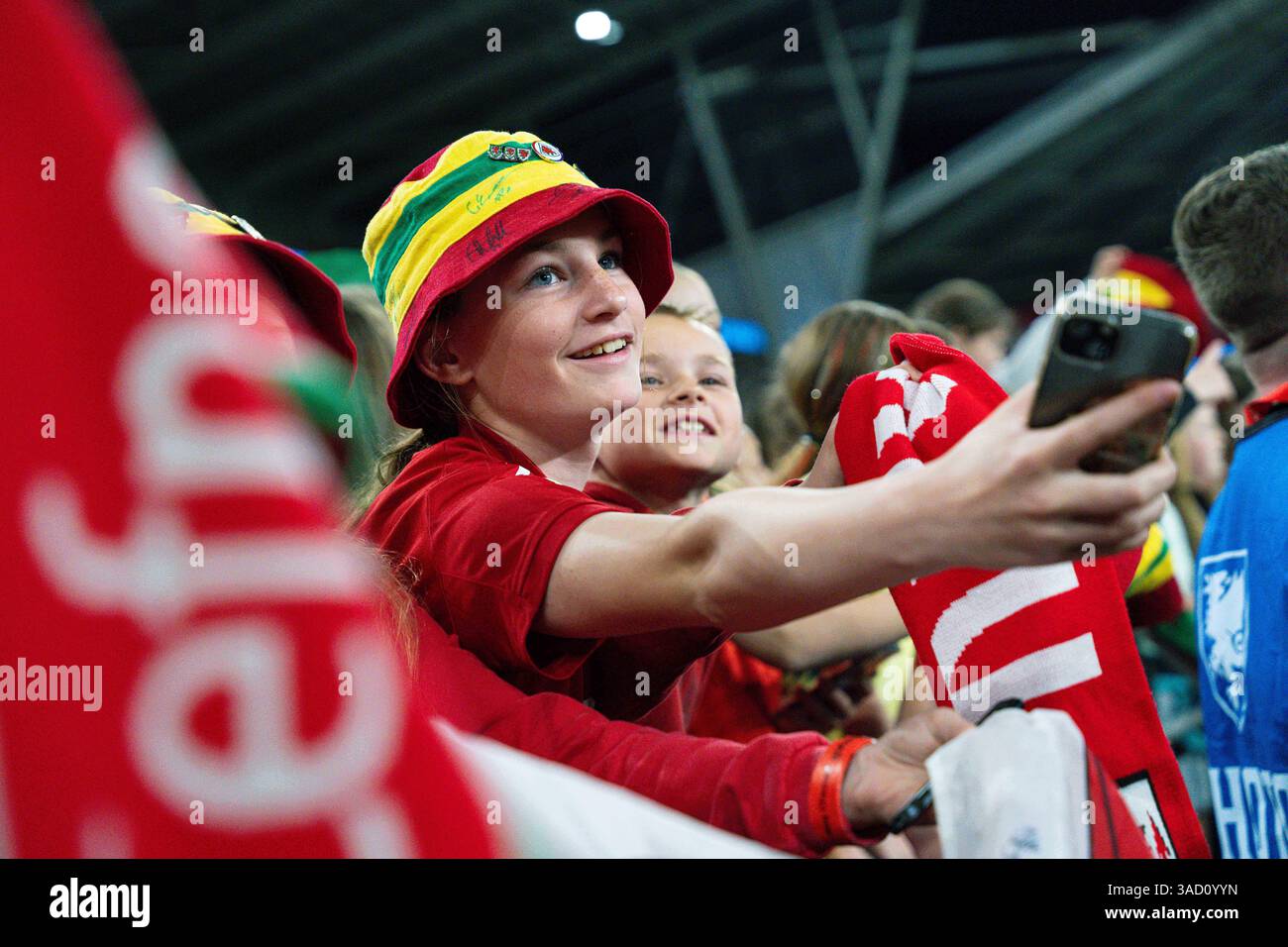 Cardiff, pays de Galles, Royaume-Uni. 4 avril 2025. Jeunes supporters gallois lors du match du Groupe A4 de la Ligue des Nations féminines de l’UEFA opposant le pays de Galles et le Danemark au stade de Cardiff City. Crédit Glitch images/Alamy Live News Banque D'Images
