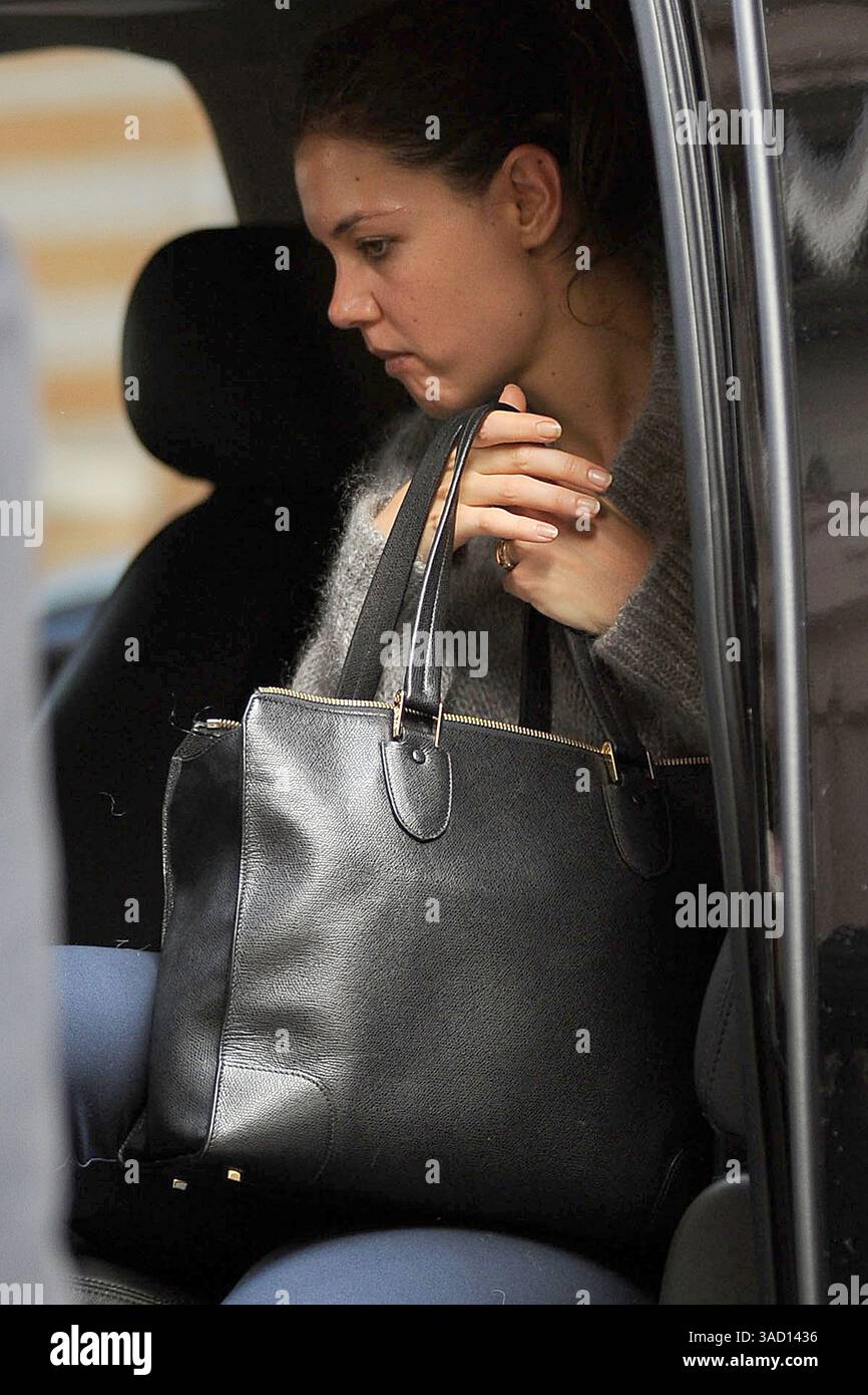 10 novembre 2011 - New York, New York, États-Unis - . . . . . . 10 novembre 2011...New York Katie Holmes rentre chez elle de la salle de gym 10 novembre 2011 à New York (crédit image : © Sharkpixs/ZUMAPRESS.com) Banque D'Images