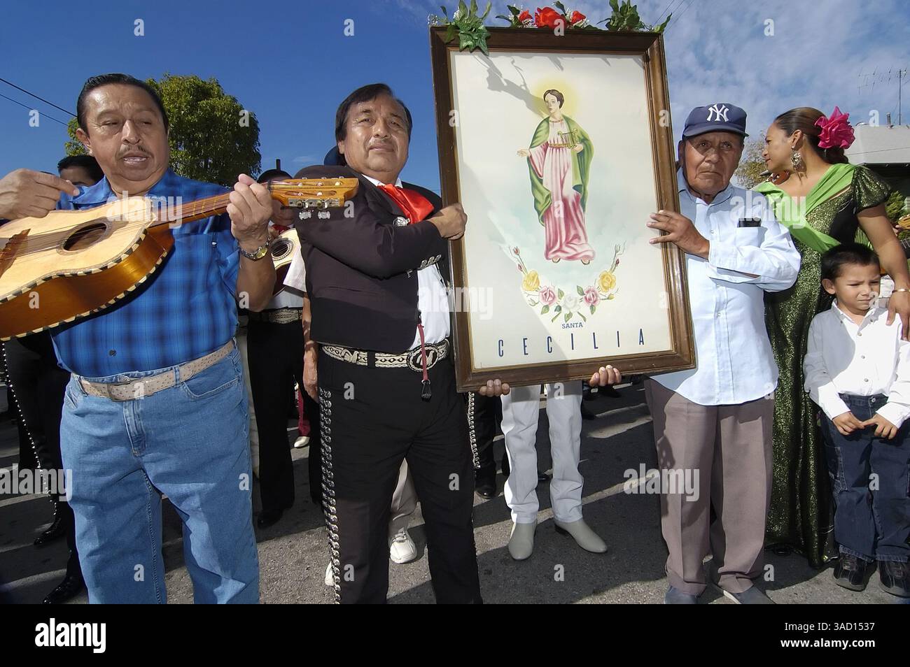 22 novembre 2005 - East Los Angeles, Californie, États-Unis - Un portrait de Sainte Cécile, la patronne des musiciens, est porté à travers Boyle Heights, un quartier à l'est du centre-ville de Los Angeles, le mardi 22 novembre 2005 lors du festival annuel Mariachi. (Crédit image : © Brian Cahn/ZUMAPRESS.com) Banque D'Images