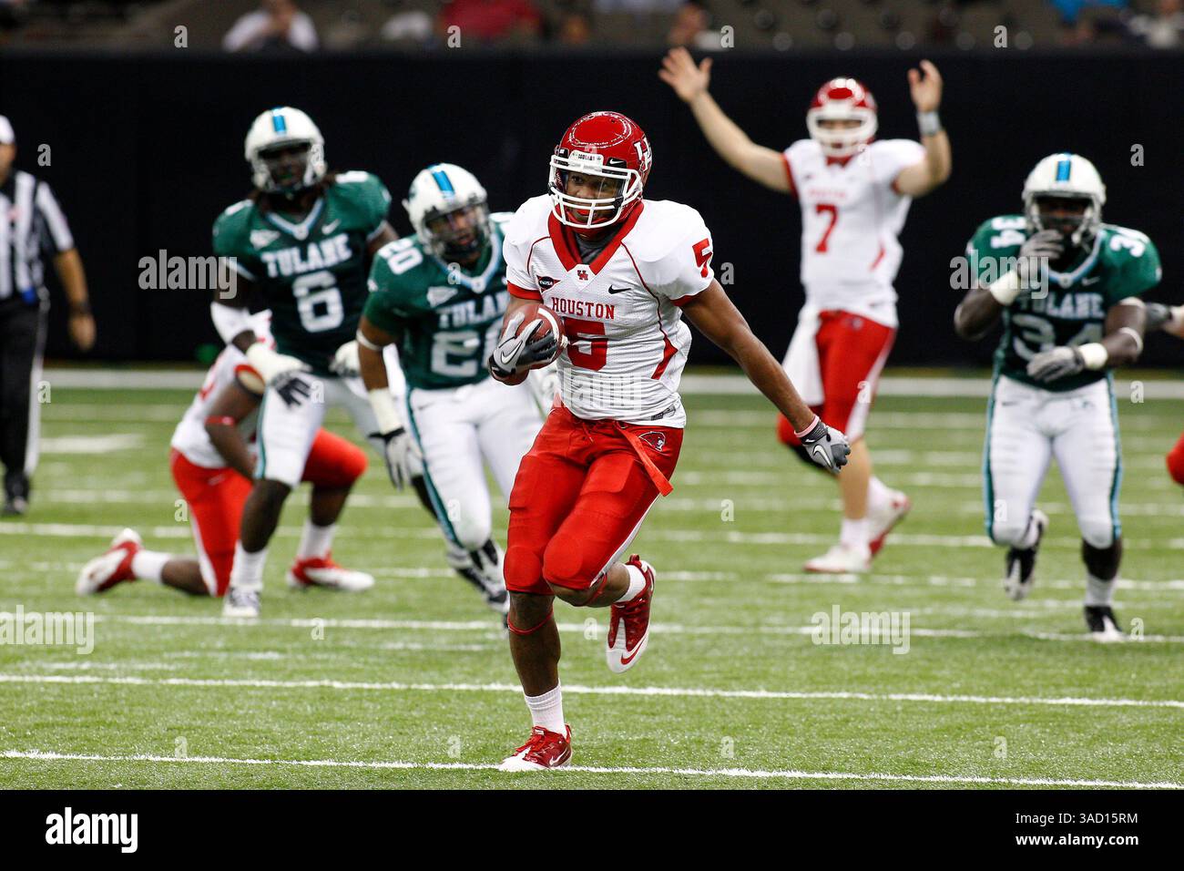 Le 10 novembre 2011 : les Cougars de Houston qui reviennent Charles Sims marquent la cinquième place lors de la première moitié du match de football NCAA entre les Cougars de Houston et la Green Wave de Tulane au Mercedes-Benz Superdome de la Nouvelle-Orléans, en Louisiane. (Crédit image : © Jonathan Bachman/Cal Sport Media/ZUMAPRESS.com) Banque D'Images