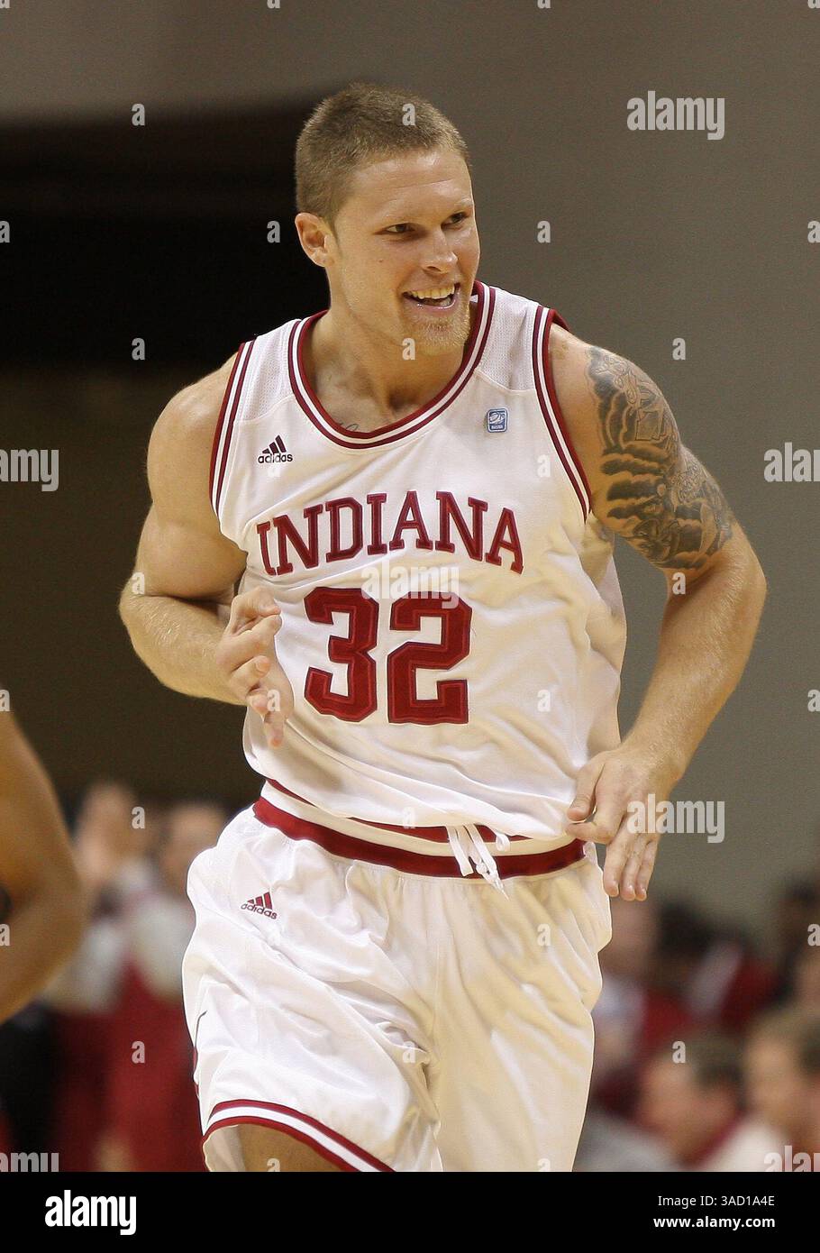 11 novembre 2011 - L'attaquant des Hoosiers de l'Indiana, Derek Elston (32 ans), court sur le court après avoir touché un tir à trois points et lance 3 doigts aux supporters lors d'un match de basket-ball de la NCAA entre l'Université de l'Indiana et Stony Brook à Assembly Hall à Bloomington, Indiana. (Crédit image : © Pat Lovell/Cal Sport Media/ZUMAPRESS.com) Banque D'Images