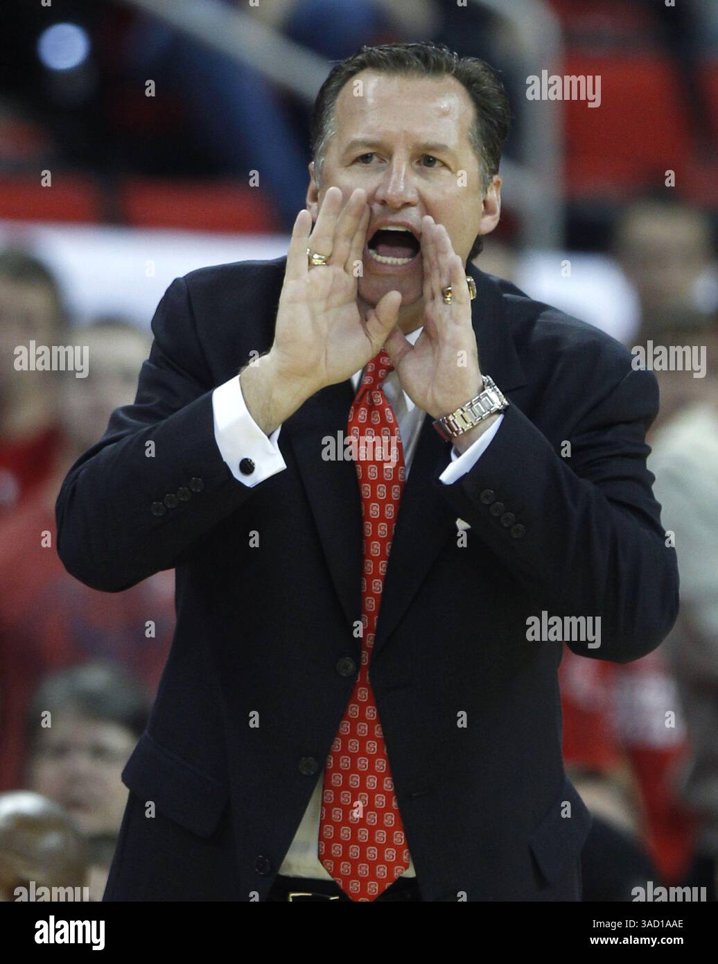 11 novembre 2011 - Raleigh, Caroline du Nord, États-Unis - Mark Gottfried, entraîneur-chef de l'État de Caroline du Nord, crie des instructions à ses joueurs durant la première mi-temps contre l'UNC Asheville au Centre RBC à Raleigh, Caroline du Nord, le vendredi 11 novembre 2011. (Crédit image : © Ethan Hyman/Raleigh News & observer/MCT/ZUMAPRESS.com) Banque D'Images