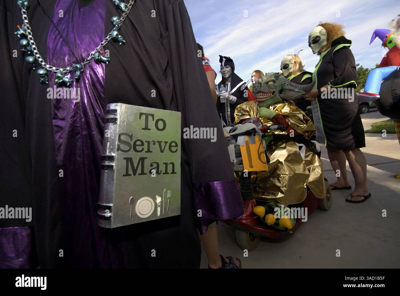 07 juillet 2007 - Roswell, Nouveau-Mexique, Etats-Unis - concurrents dans la zone de mise en scène pour le concours de costumes extraterrestres pendant le Festival annuel des OVNIS le samedi 7 juillet 2007 à Roswell, Nouveau-Mexique. ..2007 marque le 60e anniversaire de l'incident de Roswell, la découverte présumée d'une soucoupe volante écrasée à 30 miles au nord du centre-ville de Roswell par le rancher W.W. ''Mac'' Brazel et la présumée ''dissimulation'' par l'armée américaine, qui a officiellement étiqueté les restes sur le site de l'accident ''un ballon météo top secret''. ..le festival Roswell, avec une panoplie d'éléments qui font appel au touriste et au vrai croyant Banque D'Images