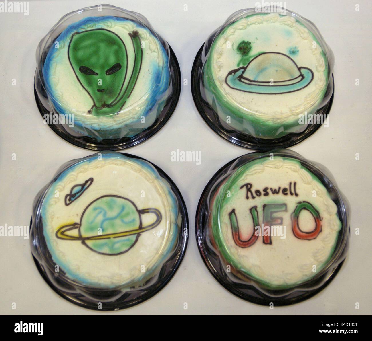 07 juillet 2007 - Roswell, Nouveau-Mexique, Etats-Unis - gâteaux sur le thème des extraterrestres en vente au Roswell Convention and Civic Center, dans le cadre du Festival des OVNIS le vendredi 6 juillet 2007 à Roswell, Nouveau-Mexique. ..2007 marque le 60e anniversaire de l'incident de Roswell, la découverte présumée d'une soucoupe volante écrasée à 30 miles au nord du centre-ville de Roswell par le rancher W.W. ''Mac'' Brazel et la présumée ''dissimulation'' par l'armée américaine, qui a officiellement étiqueté les restes sur le site de l'accident ''un ballon météo top secret''. ..le festival Roswell, avec une panoplie d'éléments qui font appel au touriste et au vrai beli Banque D'Images