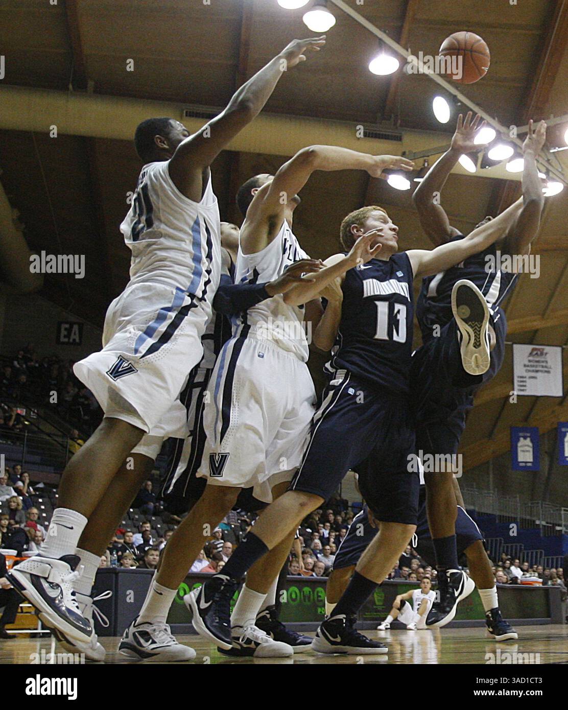 11 novembre 2011 - Villanova, PA, USA - Markus Kennedy et Maurice Suton de Villanova, deuxième à partir de la gauche, se battent pour un rebond contre Monmouth au Pavillon de Villanova, Pennsylvanie, le vendredi 11 novembre 2011. Villanova a remporté une victoire de 106-70. (Crédit image : © Ron Cortes/Philadelphia Inquirer/MCT/ZUMAPRESS.com) Banque D'Images