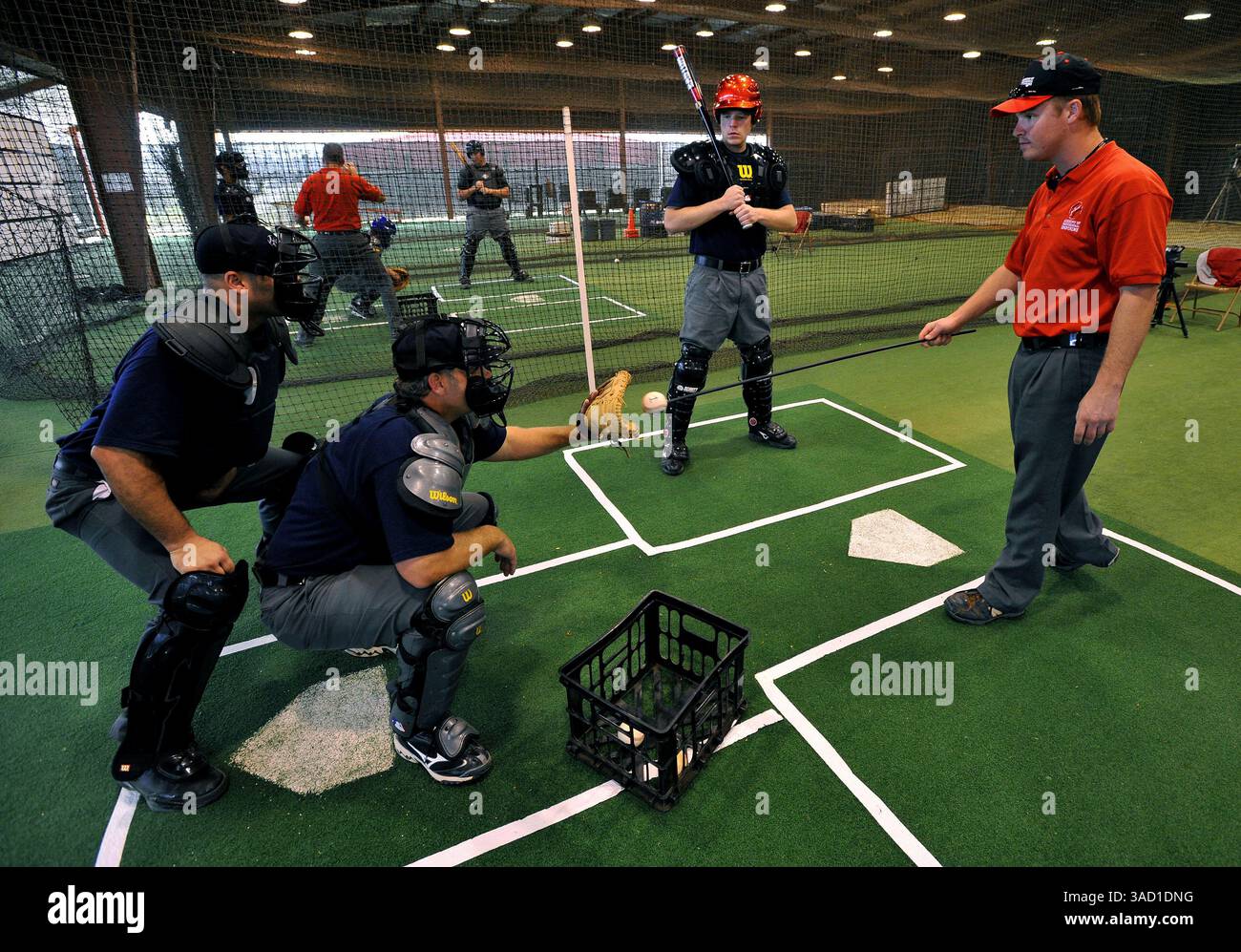 22 janvier 2008 - Kissimmee, Floride, États-Unis - L'instructeur Nick Bailey (à droite) enseigne l'art contre-intuitif de suivre une balle de baseball sans bouger la tête à la Jim Evans Academy of Professional Umpiring au Osceola County Stadium and Sports Complex à Kissimmee, Floride, le lundi 14 janvier 2008. Au cours d'un cours professionnel de 5 semaines avec une instruction en classe et sur le terrain d'un personnel dirigé par l'ancien chef d'équipe de la Ligue américaine Jim Evans, les étudiants apprennent les principes fondamentaux et les points plus fins de l'arbitrage, en mettant l'accent sur la mécanique appropriée, les signaux, la communication et l'application de Banque D'Images