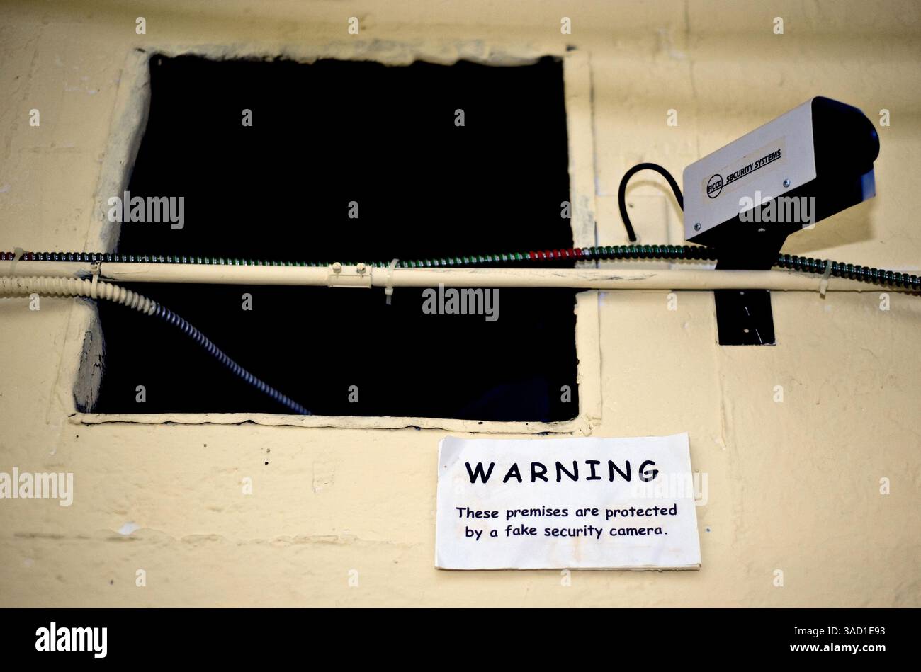 11 septembre 2008 - Dedham, ma, États-Unis - panneau au Museum of Bad Art du Dedham Community Theatre à Dedham, ma le mercredi 10 septembre 2008. Fondée en 1994, MOBA est dédiée à la collecte, la préservation, l'exposition et la célébration du mauvais art sous toutes ses formes. Sa collection permanente de centaines d'œuvres d'art douteuses, la plupart sauvées des ordures, trouvées dans des friandises et des marchés aux puces ou envoyées au musée par des donateurs, est exposée, sur une base tournante, dans le sous-sol de maisons de cinéma à Somerville et à Dedham, Massachusetts. Bad art, tel que défini par MOBA, ''doit être origi Banque D'Images