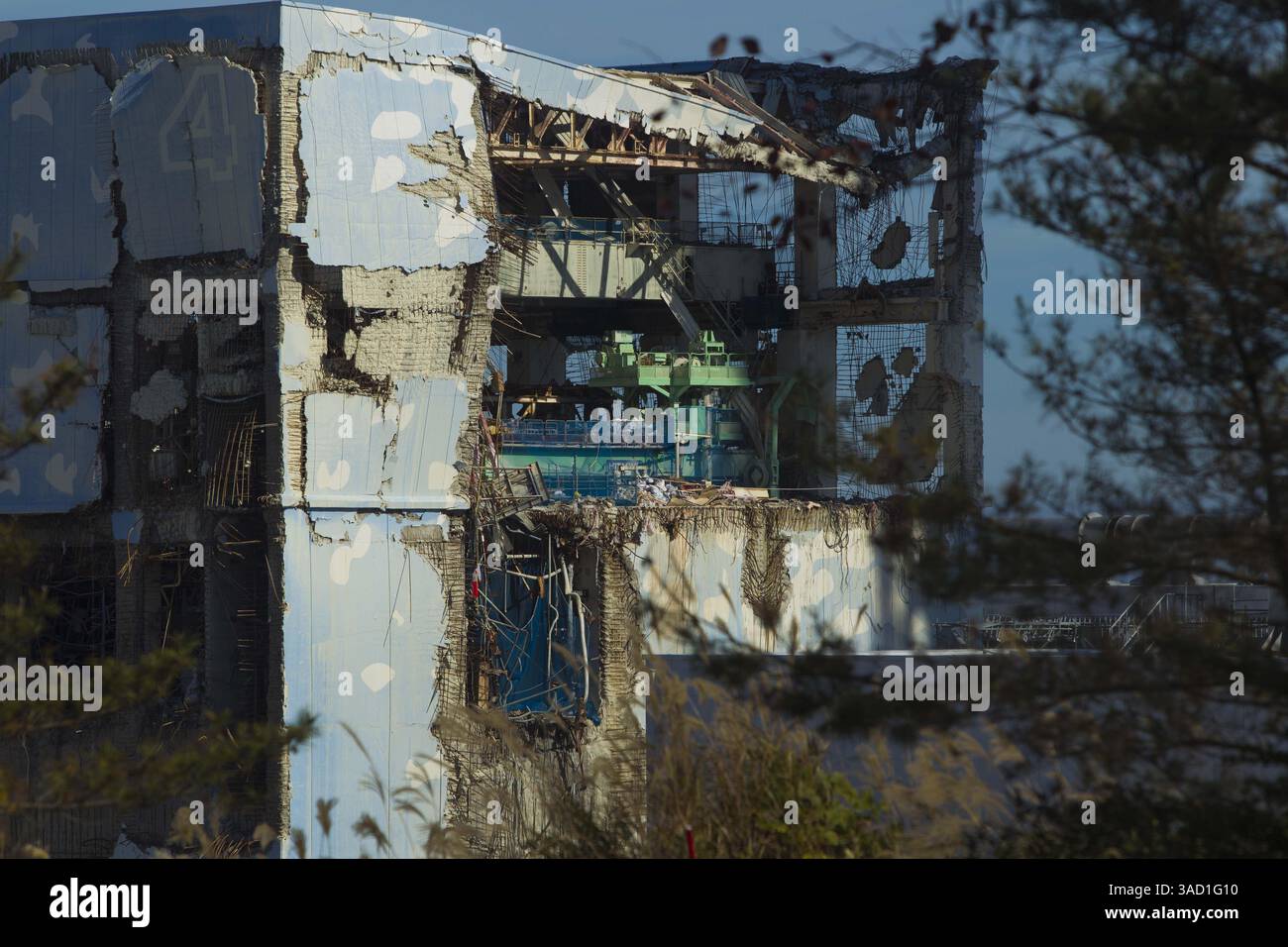 12 novembre 2011 - Tokyo, Japon - la centrale nucléaire paralysée de Fukushima Dai-ichi est vue à travers une fenêtre de bus à Okuma, Japon samedi 12 novembre 2011. Les médias autorisés à entrer dans la centrale nucléaire japonaise endommagée par le tsunami pour la première fois samedi ont vu une scène frappante de dévastation : des véhicules tordus et renversés, des bâtiments de réacteur en ruine et des tas de gravats pratiquement intacts depuis que la vague a frappé il y a plus de huit mois. (Crédit image : © David Guttenfelder-Pool/Jana Press/ZUMAPRESS.com) Banque D'Images