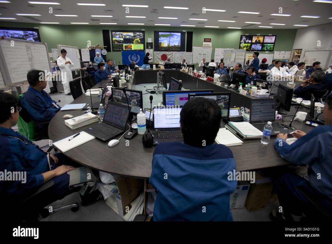 12 novembre 2011 - Tokyo, Japon - les employés de Tokyo Electric Power Co. travaillent à l'intérieur du centre d'opérations d'urgence de la centrale nucléaire paralysée de Fukushima Dai-ichi à Okuma, Japon samedi 12 novembre 2011. Les médias autorisés à entrer dans la centrale nucléaire japonaise endommagée par le tsunami pour la première fois samedi ont vu une scène frappante de dévastation : des véhicules tordus et renversés, des bâtiments de réacteur en ruine et des tas de gravats pratiquement intacts depuis que la vague a frappé il y a plus de huit mois. (Crédit image : © David Guttenfelder-Pool/Jana Press/ZUMAPRESS.com) Banque D'Images