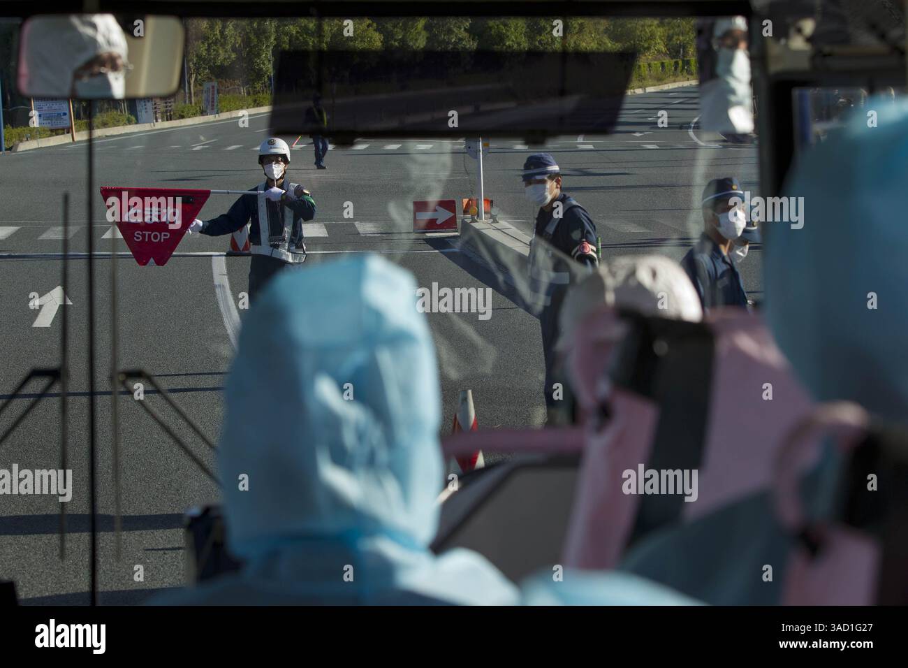 12 novembre 2011 - Tokyo, Japon - un policier japonais un poste de contrôle près du bord de la zone d'exclusion contaminée autour de la centrale nucléaire paralysée de Fukushima Dai-ichi est vu à travers une fenêtre de bus près d'Okuma, Japon samedi 12 novembre 2011. (Crédit image : © David Guttenfelder-Pool/Jana Press/ZUMAPRESS.com) Banque D'Images