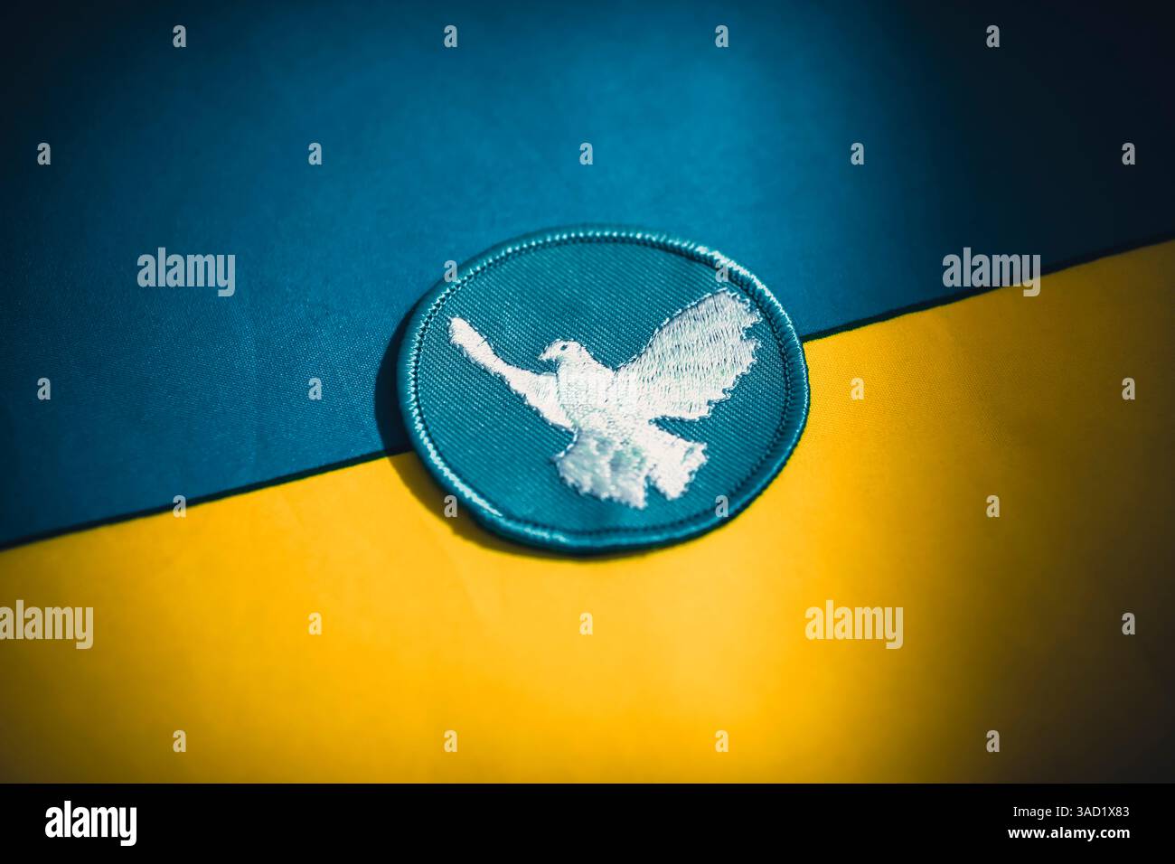 Colombe de paix sur le drapeau de l'Ukraine Banque D'Images