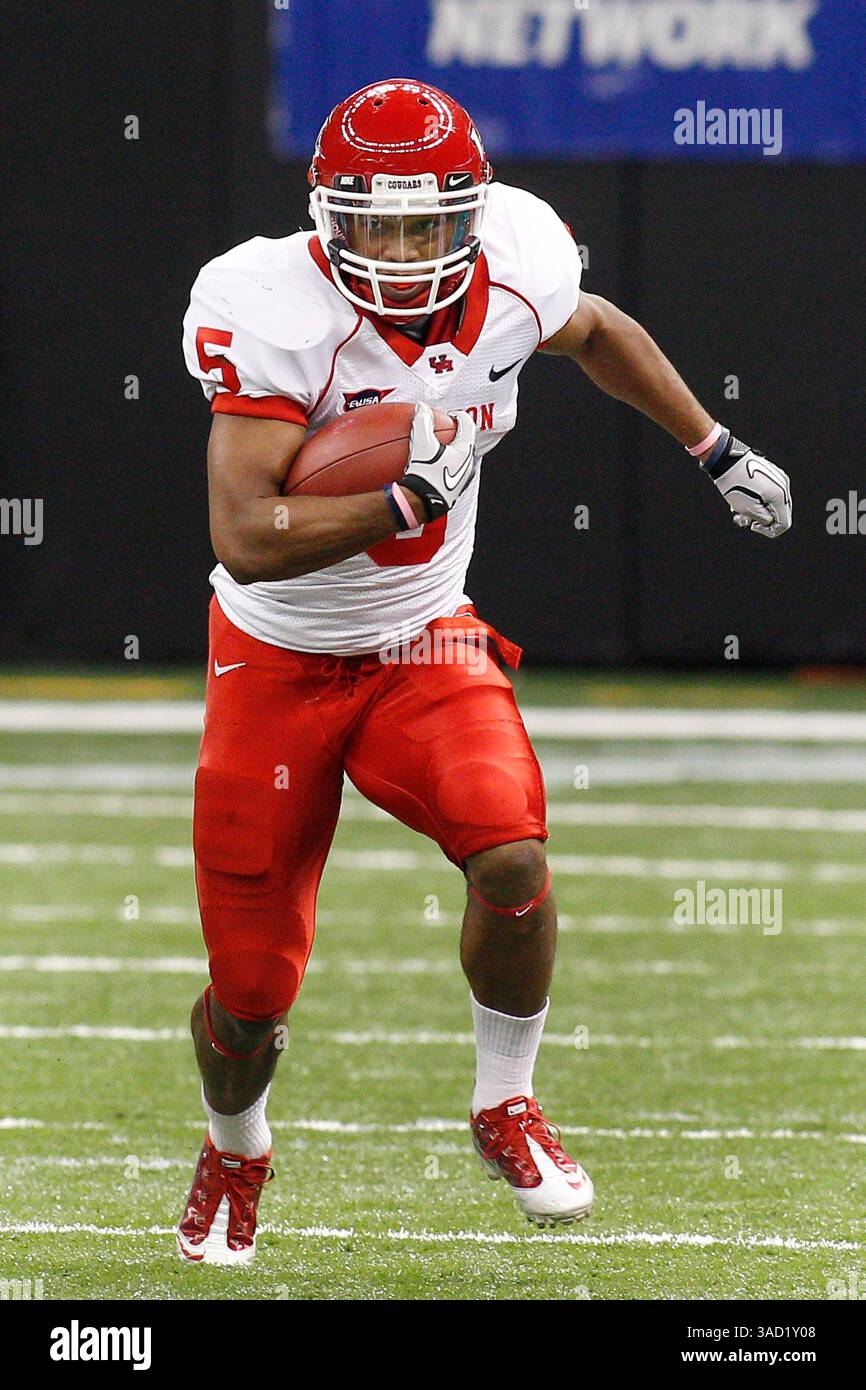 10 novembre 2011 : les Cougars de Houston sont en course arrière Charles Sims #5 avec le ballon pendant la première moitié du match de football NCAA entre les Cougars de Houston et la Tulane Green Wave au Mercedes-Benz Superdome à la Nouvelle-Orléans, en Louisiane. (Crédit image : © Jonathan Bachman/Cal Sport Media/ZUMAPRESS.com) Banque D'Images