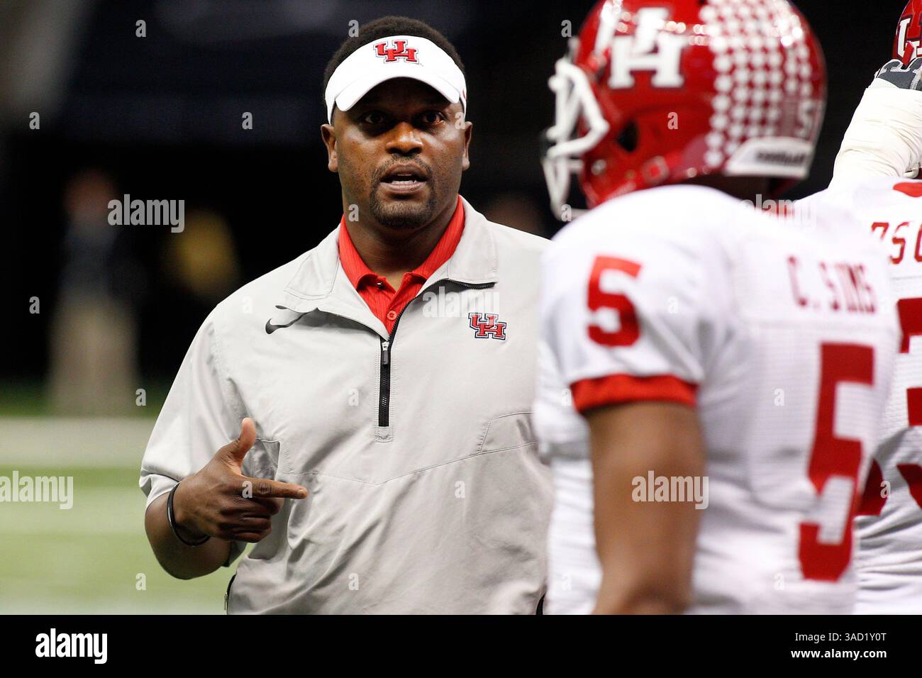 10 novembre 2011 : Kevin Sumlin, entraîneur-chef des Cougars de Houston, parle au Runback Charles Sims #5 pendant la première moitié du match de football NCAA entre les Cougars de Houston et la Tulane Green Wave au Mercedes-Benz Superdome de la Nouvelle-Orléans, en Louisiane. (Crédit image : © Jonathan Bachman/Cal Sport Media/ZUMAPRESS.com) Banque D'Images