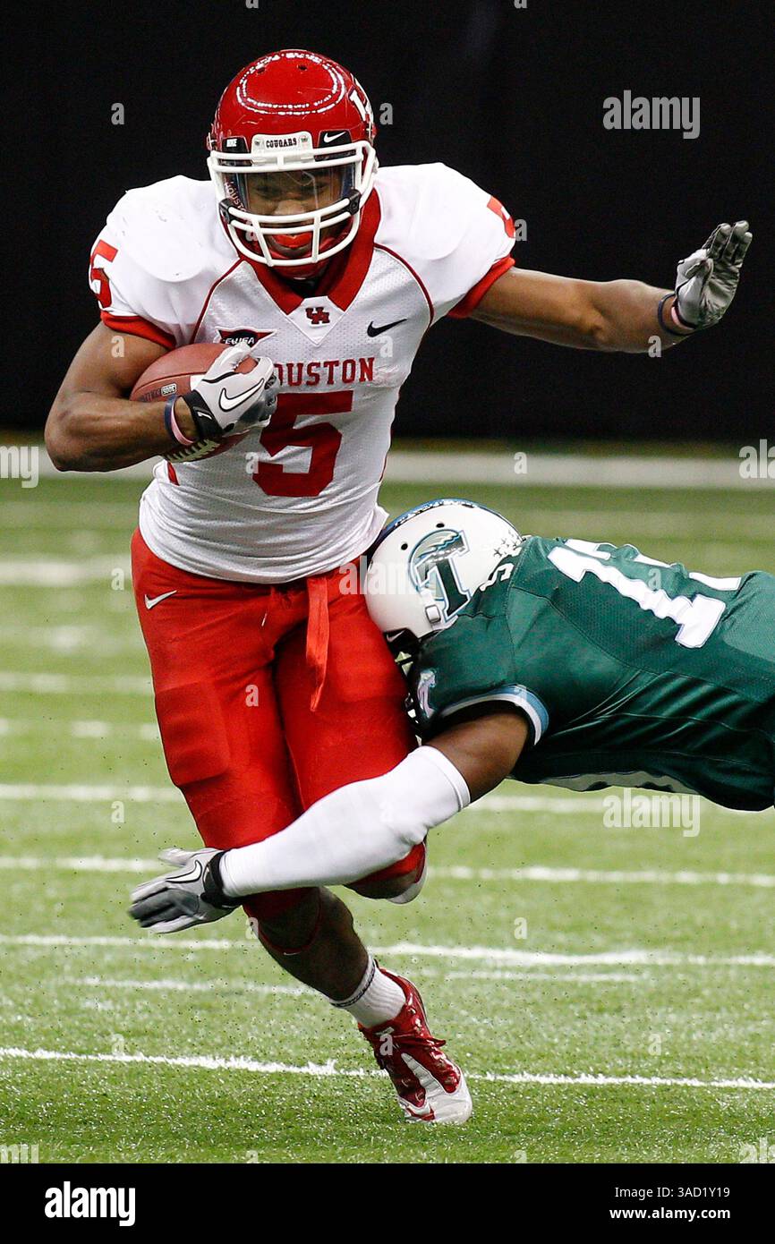 10 novembre 2011 : le Running back Charles Sims #5 des Cougars de Houston est attaqué par Derrick Strozier #13 du cornerback de Tulane Green Wave lors de la première moitié du match de football NCAA entre les Cougars de Houston et la Tulane Green Wave au Mercedes-Benz Superdome de la Nouvelle-Orléans, en Louisiane. (Crédit image : © Jonathan Bachman/Cal Sport Media/ZUMAPRESS.com) Banque D'Images