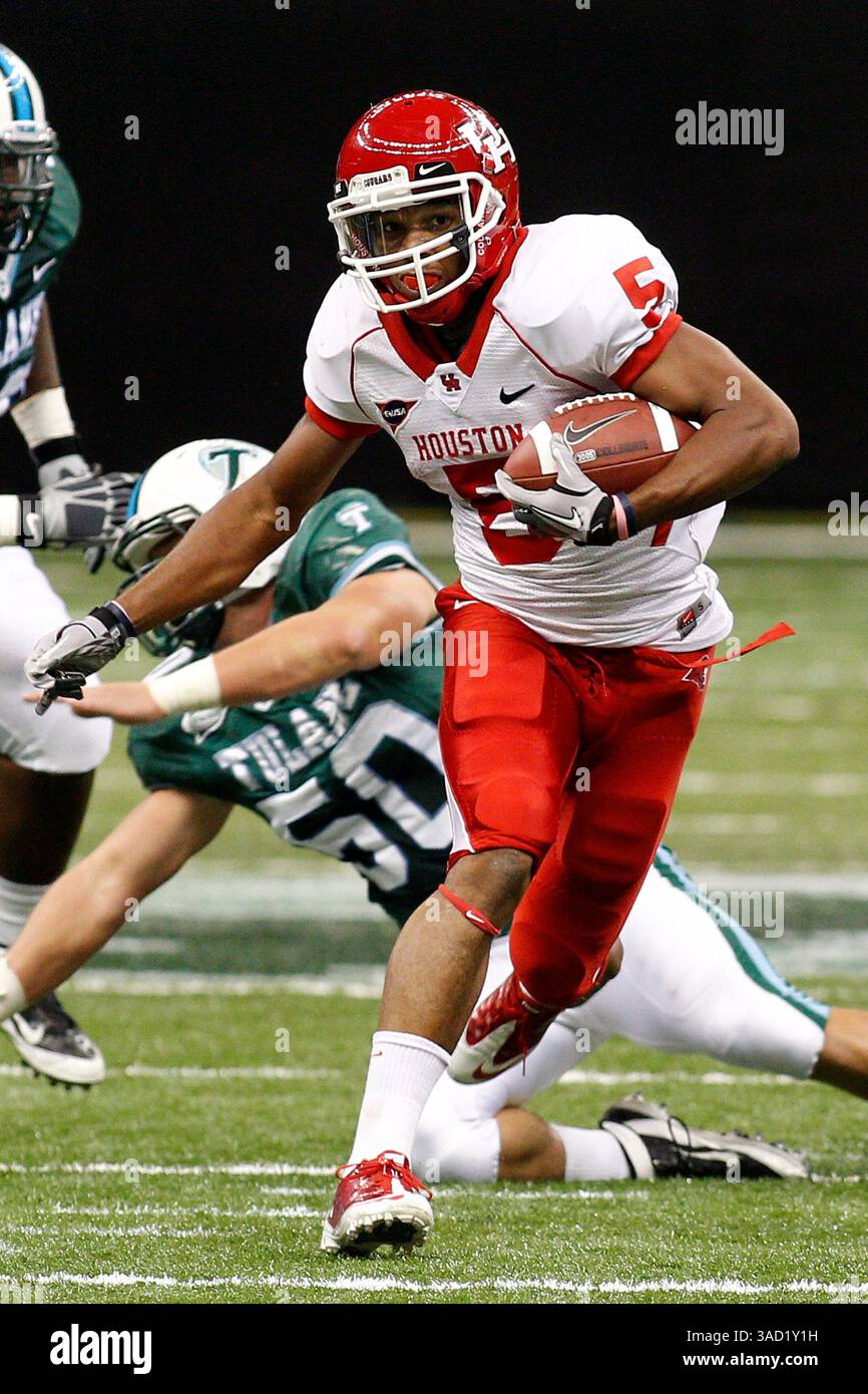 10 novembre 2011 : les Cougars de Houston sont en course arrière Charles Sims #5 avec le ballon pendant la première moitié du match de football NCAA entre les Cougars de Houston et la Tulane Green Wave au Mercedes-Benz Superdome à la Nouvelle-Orléans, en Louisiane. (Crédit image : © Jonathan Bachman/Cal Sport Media/ZUMAPRESS.com) Banque D'Images