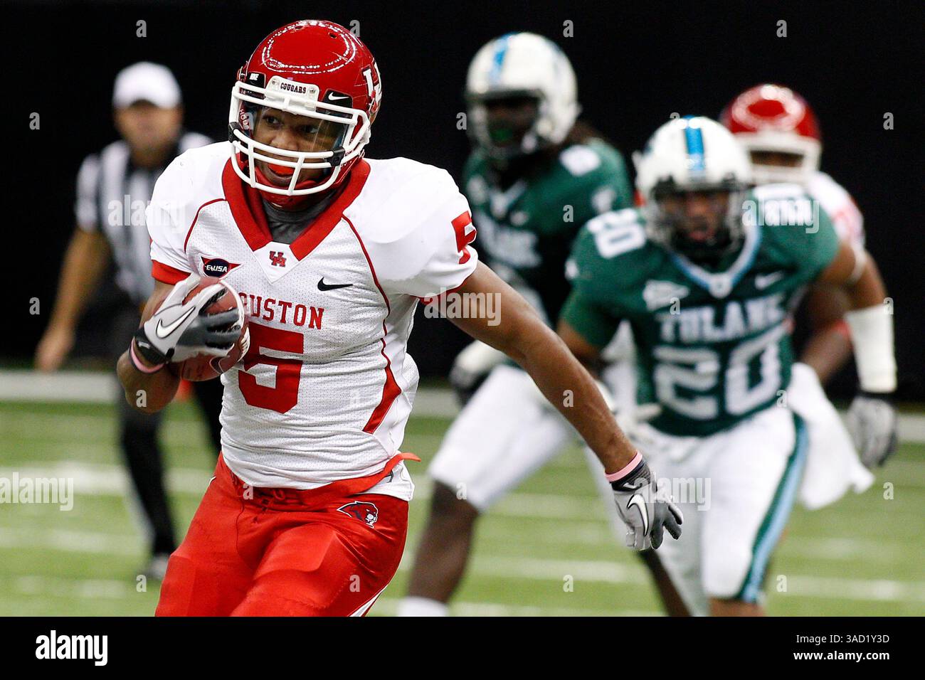 10 novembre 2011 : les Cougars de Houston sont en course arrière Charles Sims #5 avec le ballon pendant la première moitié du match de football NCAA entre les Cougars de Houston et la Tulane Green Wave au Mercedes-Benz Superdome à la Nouvelle-Orléans, en Louisiane. (Crédit image : © Jonathan Bachman/Cal Sport Media/ZUMAPRESS.com) Banque D'Images