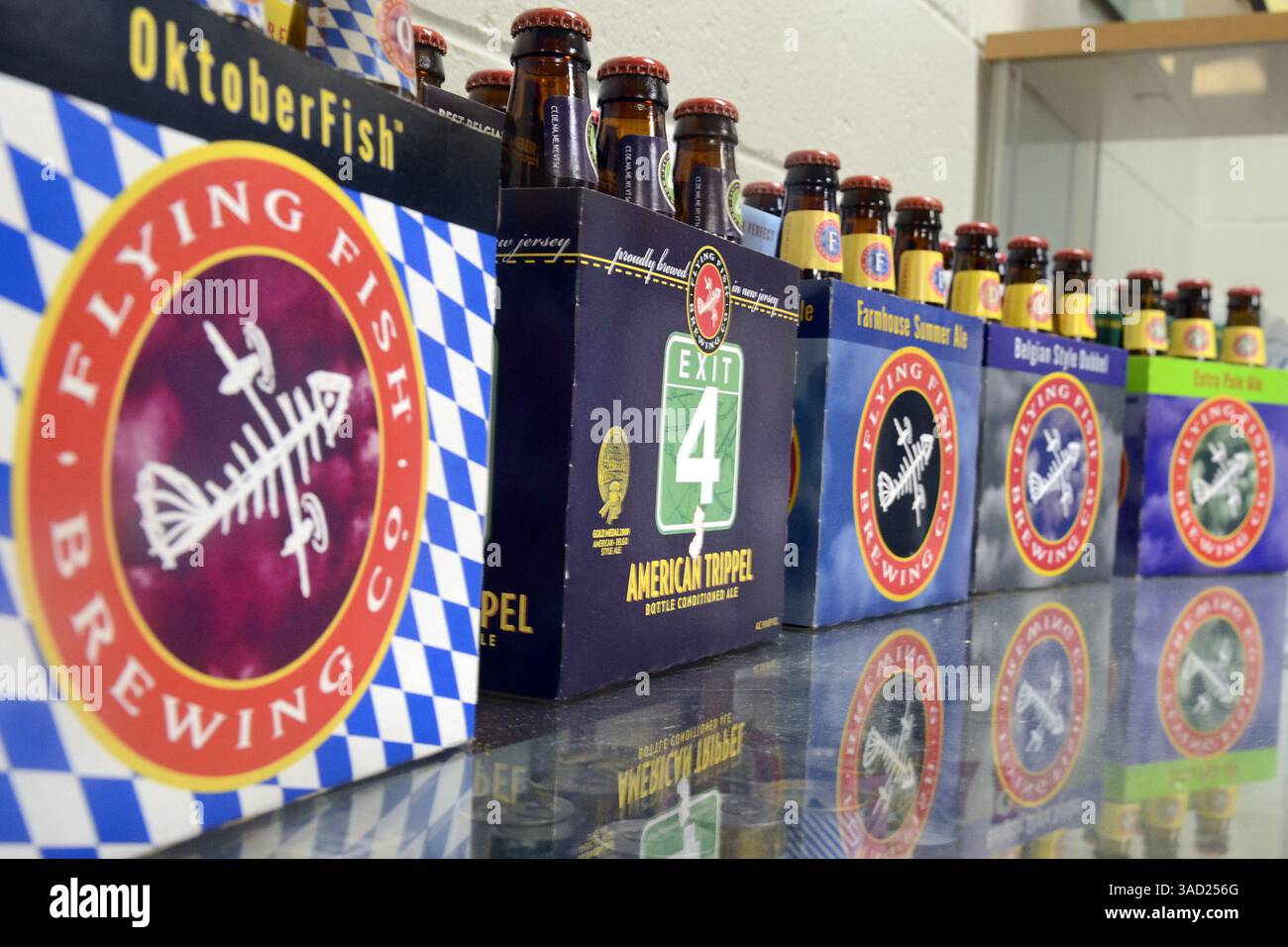 21 septembre 2011 - Cherry Hill, NJ, États-Unis - Flying Fish Brewing Co. six paquets de produits exposés dans la brasserie Cherry Hill, New Jersey, le 21 septembre 2011. (Crédit image : © Tom Gralish/Philadelphia Inquirer/MCT/ZUMAPRESS.com) Banque D'Images