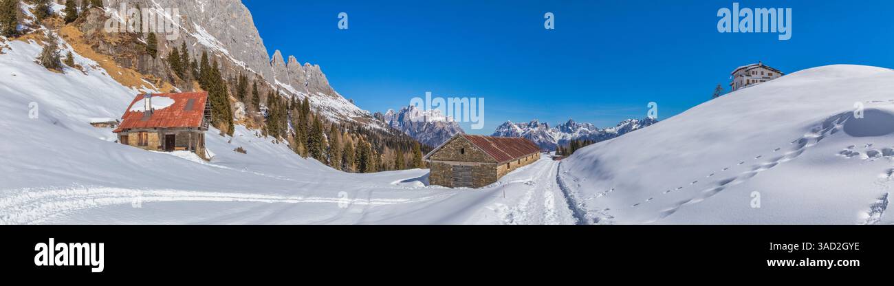 Panorama à la montagne Losch alm avec les structures de la vieille alm et le refuge Scarpa / Gurekian, Dolomites Agordino, municipalité de Voltago Agordino, province de Belluno, Vénétie, Italie Banque D'Images