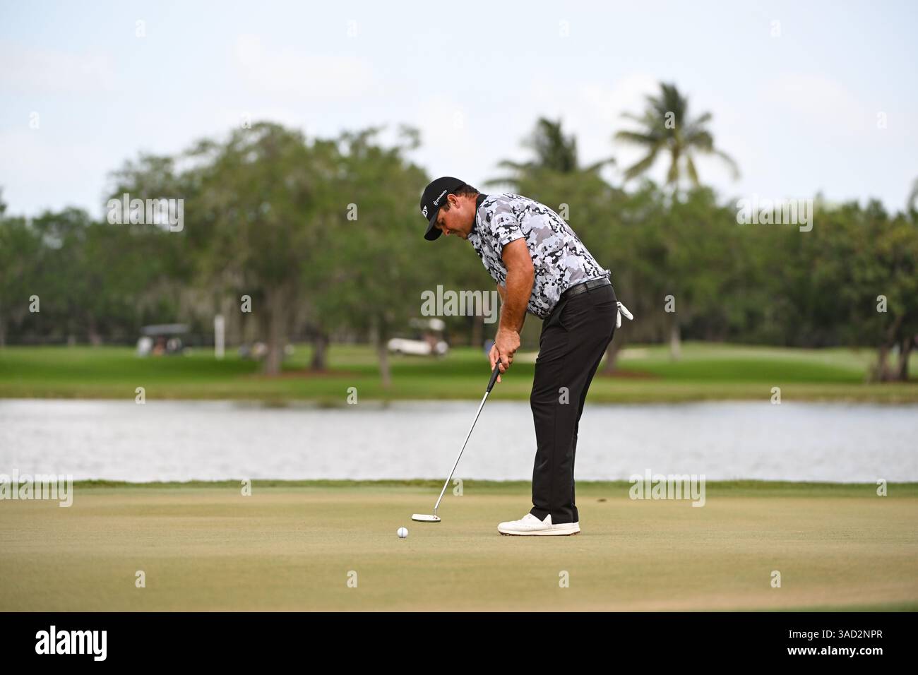 Doral, États-Unis. 04th Apr, 2025. Patrick Reed des putts 4Aces GC lors du jour 1 du LIV Golf Invitational 2025 - Miami au Trump National Golf course le 4 avril 2025 à Doral, Floride. (Photo de JC Ruiz/Sipa USA) crédit : Sipa USA/Alamy Live News Banque D'Images