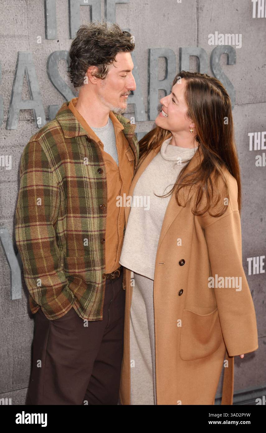 HOLLYWOOD, CALIFORNIE - 2 AVRIL : Eric Balfour et Erin Chiamulon assistent à la première saison 6 de Hulu de 'The Handmaid's Tale' au TCL Chinese Theatre on A. Banque D'Images