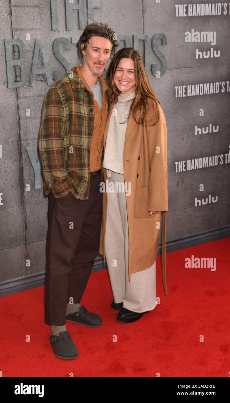 HOLLYWOOD, CALIFORNIE - 2 AVRIL : Eric Balfour et Erin Chiamulon assistent à la première saison 6 de Hulu de 'The Handmaid's Tale' au TCL Chinese Theatre on A. Banque D'Images