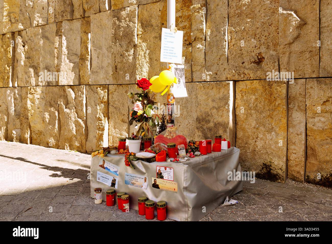 Allemagne, Bavière, haute-Bavière, Munich, Sankt-Jakobs-Platz, la synagogue principale juive Ohel Jakob, place commémorative avec des bougies, des fleurs et des messages personnels pour les victimes de l'attaque du Hamas le 7 octobre 2023 Banque D'Images