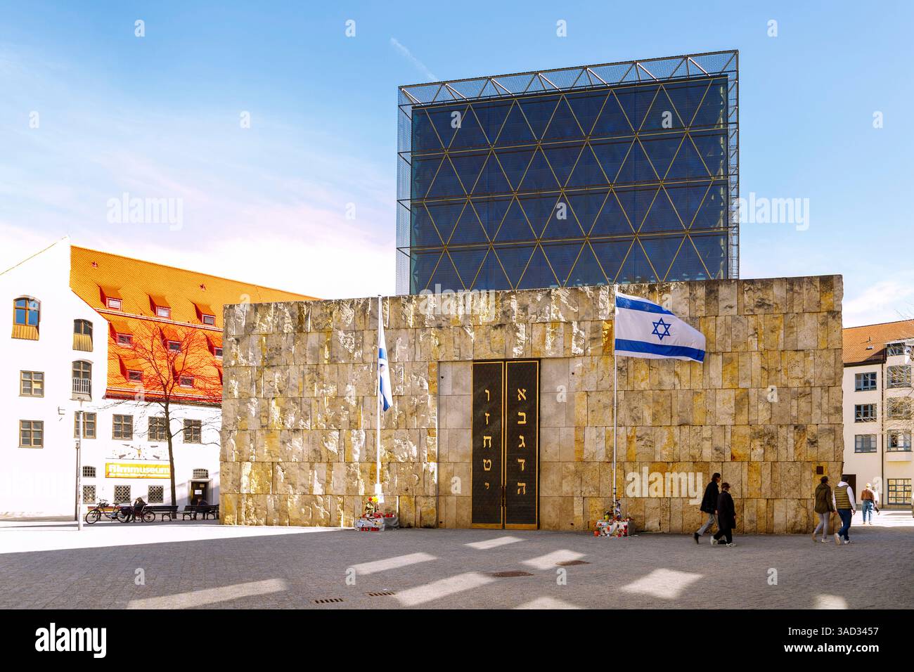Allemagne, Bavière, haute-Bavière, Munich, Sankt-Jakobs-Platz, musée de la ville de Munich, musée du film, synagogue juive principale Ohel Jakob, lieux commémoratifs avec des bougies, des fleurs et des messages personnels pour les victimes de l'attaque du Hamas le 7 octobre 2023 Banque D'Images