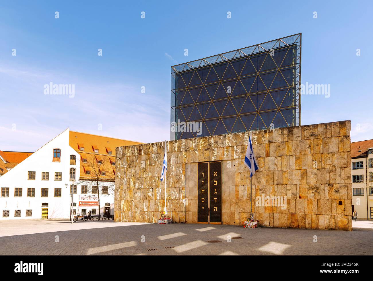 Allemagne, Bavière, haute-Bavière, Munich, Sankt-Jakobs-Platz, musée de la ville de Munich, musée du film, synagogue juive principale Ohel Jakob, lieux commémoratifs avec des bougies, des fleurs et des messages personnels pour les victimes de l'attaque du Hamas le 7 octobre 2023 Banque D'Images