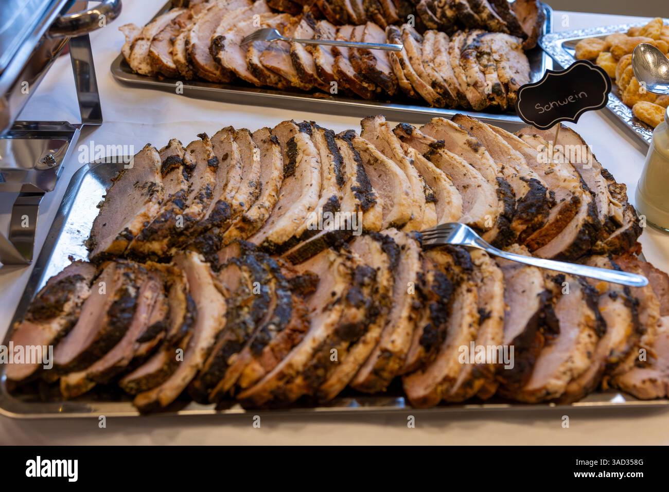 Buffet festif fait maison pour une célébration de mariage dans la salle communautaire Barum Banque D'Images