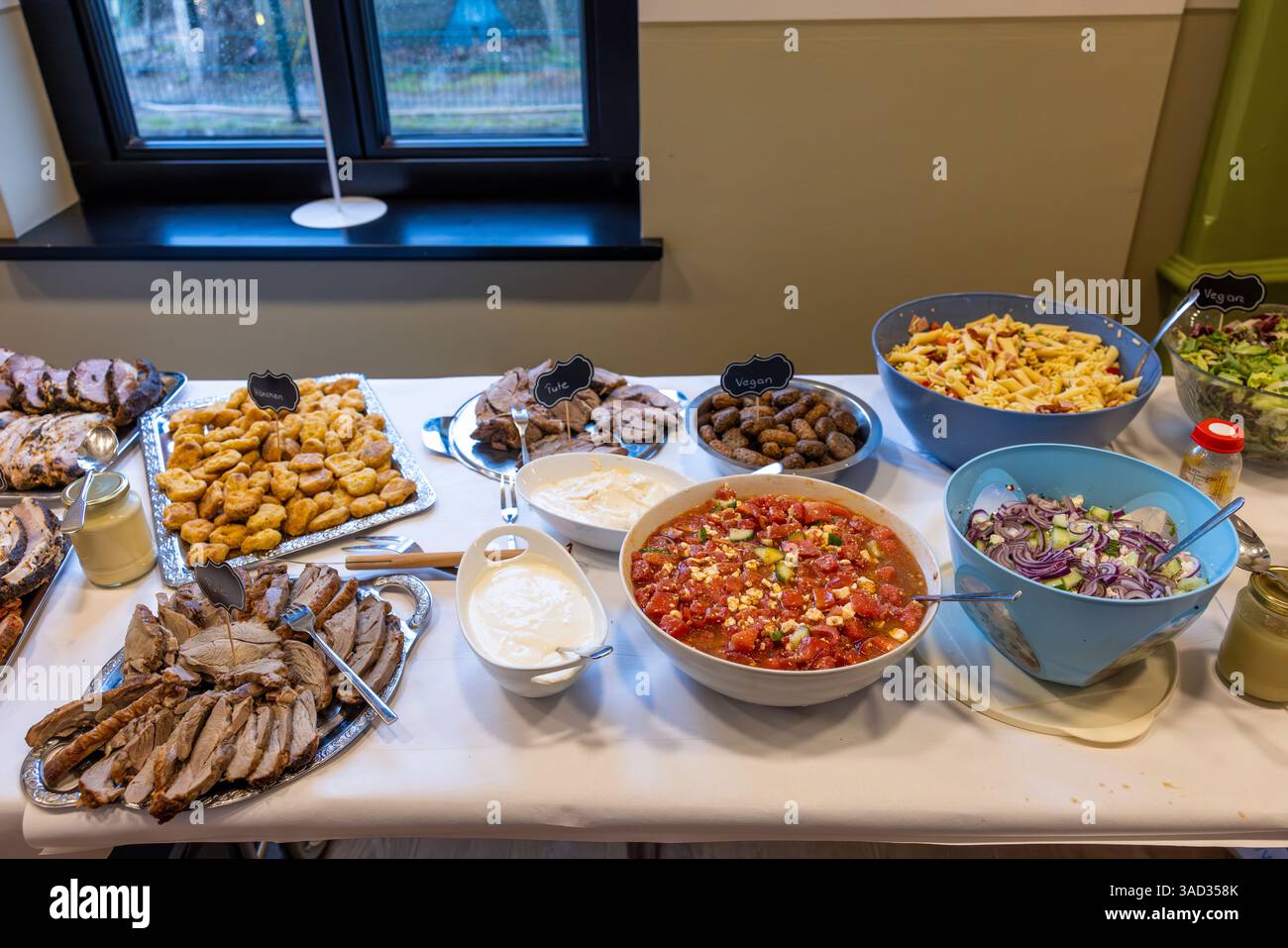 Buffet festif fait maison pour une célébration de mariage dans la salle communautaire Barum Banque D'Images