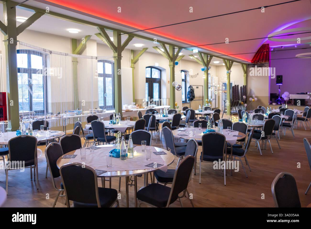 Salle communautaire décorée festive pour une célébration de mariage Banque D'Images
