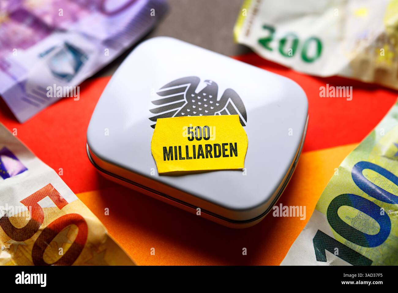 Boîte avec aigle fédéral et étiquette de prix avec inscription 500 milliards, photo symbolique paquet financier actifs spéciaux, photomontage Banque D'Images