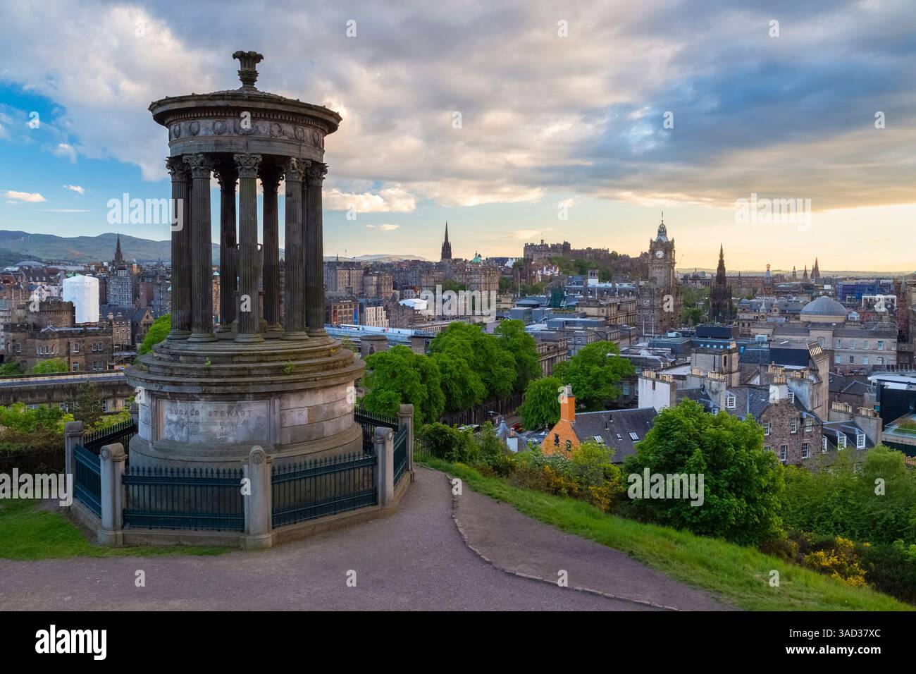 Vue sur le coucher du soleil au printemps du centre-ville d'Édimbourg depuis Calton Hill. Édimbourg, Écosse, Royaume-Uni, Europe. Banque D'Images