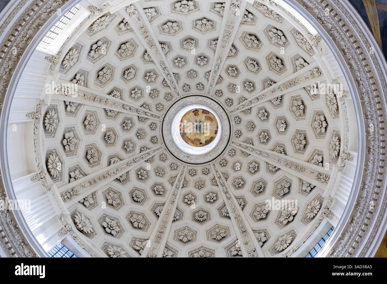 À l'intérieur de la belle cathédrale baroque St Ursus plafond avec l'œil de la Providence dans un jour ensoleillé à Soleure, Soleure Canton, Suisse, Europe Banque D'Images