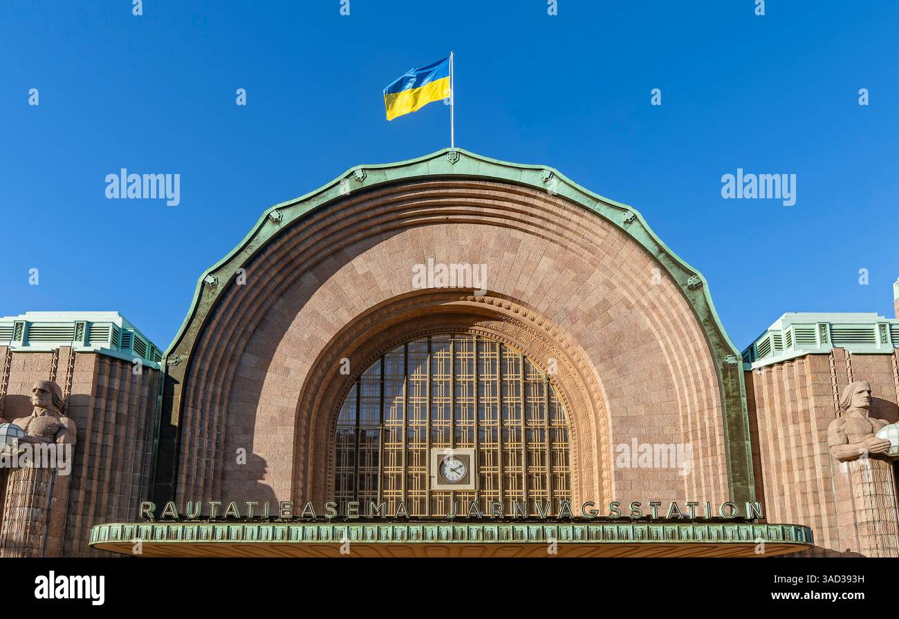 Helsinki, la gare ferroviaire d'Helsinki est un point de repère bien connu de la ville. Le bâtiment présente des éléments de l'Art Nouveau et du néoclassicisme et a été inauguré en 1919. Les personnages sur la façade à côté de l'entrée principale, appelés Kivimiehet en finnois, tiennent chacun un globe en verre dans leurs mains. Banque D'Images