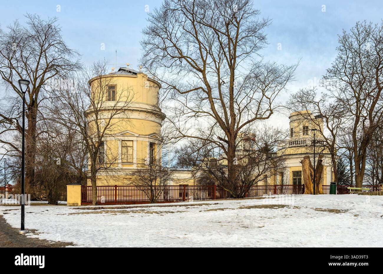 Helsinki, l'Observatoire d'Helsinki sur la colline de Tähtitorninmäki (colline de l'Observatoire) dans le quartier d'Ullanlinna a été conçu par l'architecte Carl Ludwig Engel et construit dans le style néoclassique. Il fait partie du Musée universitaire (Yliopistomuseo) depuis 2012. Le bâtiment protégé sert aujourd'hui de musée et de centre éducatif avec de nombreuses expositions, ateliers et conférences sur l'astronomie et l'histoire des sciences. Banque D'Images Helsinki, l'Observatoire d'Helsinki sur la colline de Tähtitorninmäki (colline de l'Observatoire) dans le quartier d'Ullanlinna a été conçu par l'architecte Carl Ludwig Engel et construit dans le style néoclassique. Il fait partie du Musée universitaire (Yliopistomuseo) depuis 2012. Le bâtiment protégé sert aujourd'hui de musée et de centre éducatif avec de nombreuses expositions, ateliers et conférences sur l'astronomie et l'histoire des sciences. Banque D'Images