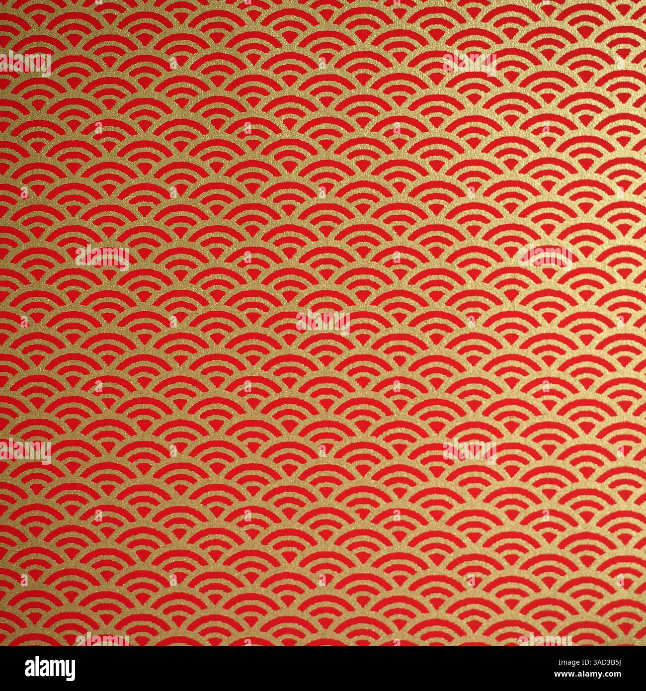 Modèles traditionnels japonais sans couture de vagues - vagues d'or avec le fond rouge Banque D'Images