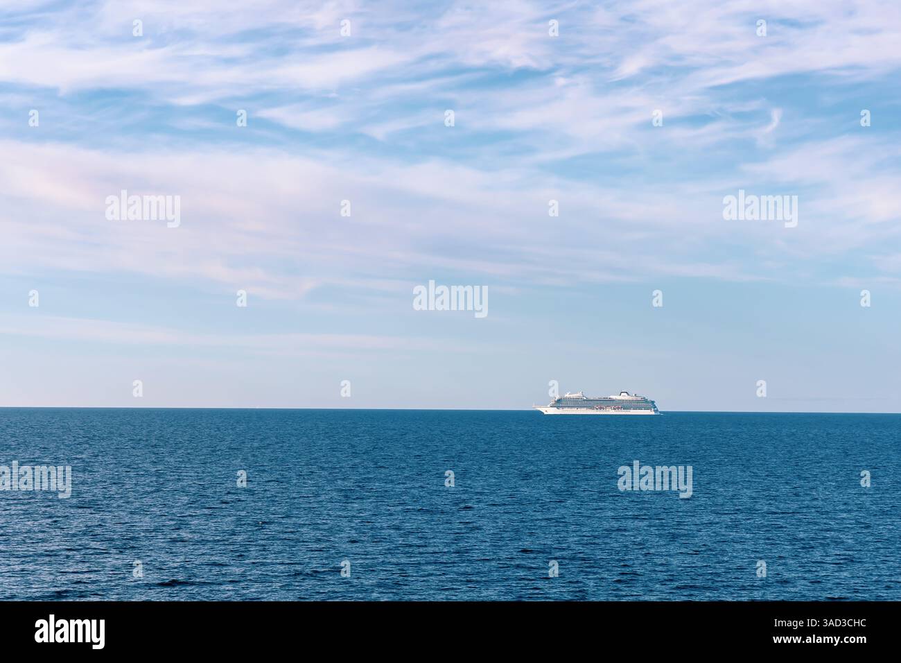 Paysage marin avec un ferry blanc au loin et les vagues. Transport maritime, Danemark - 20 septembre 2024 Banque D'Images