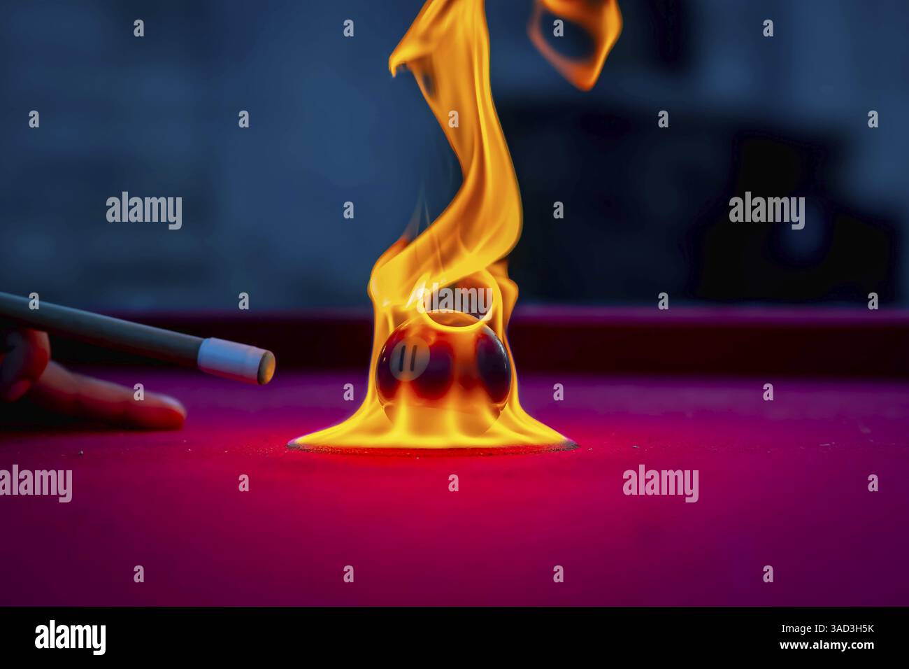 Une table de billard est engloutie dans les flammes, avec des boules flamboyantes dispersées à travers le feutre rouge carbonisé. La fumée se courbe vers le haut, projetant des ombres étranges, comme chacun Banque D'Images