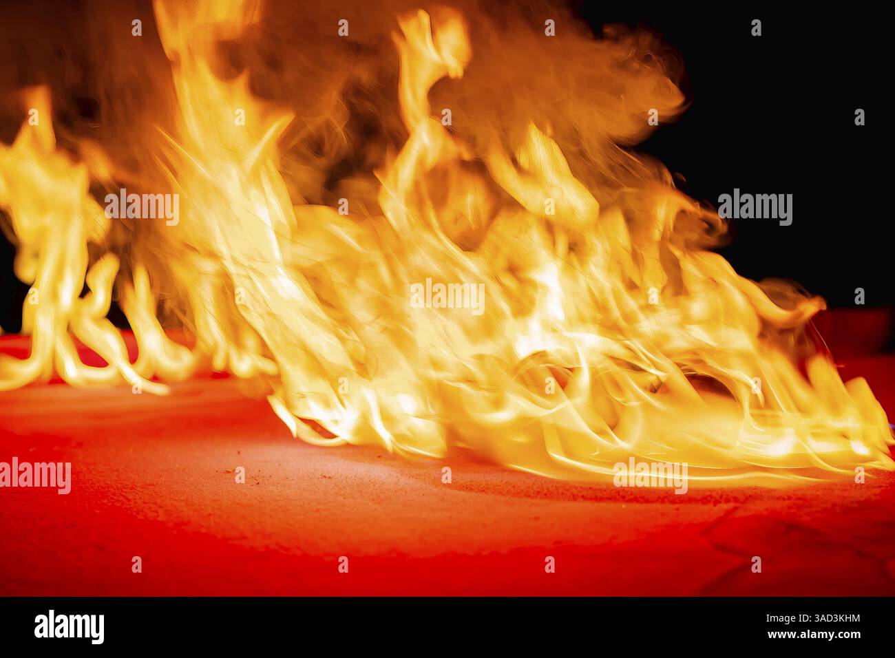 Une table de billard est engloutie dans les flammes, avec des boules flamboyantes dispersées à travers le feutre rouge carbonisé. La fumée se courbe vers le haut, projetant des ombres étranges, comme chacun Banque D'Images