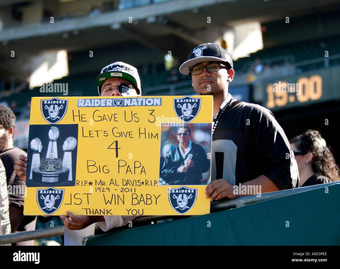 23 octobre 2011 : deux fans des Raiders d'Oakland montrent leur respect pour le défunt propriétaire de l'équipe Al Davis pendant le match contre les Chiefs de Kansas City. Les chefs ont battu les Raiders 28-0 au O.co Coliseum à Oakland, CA. (Crédit image : © William Mancebo/Cal Sport Media/ZUMAPRESS.com) Banque D'Images