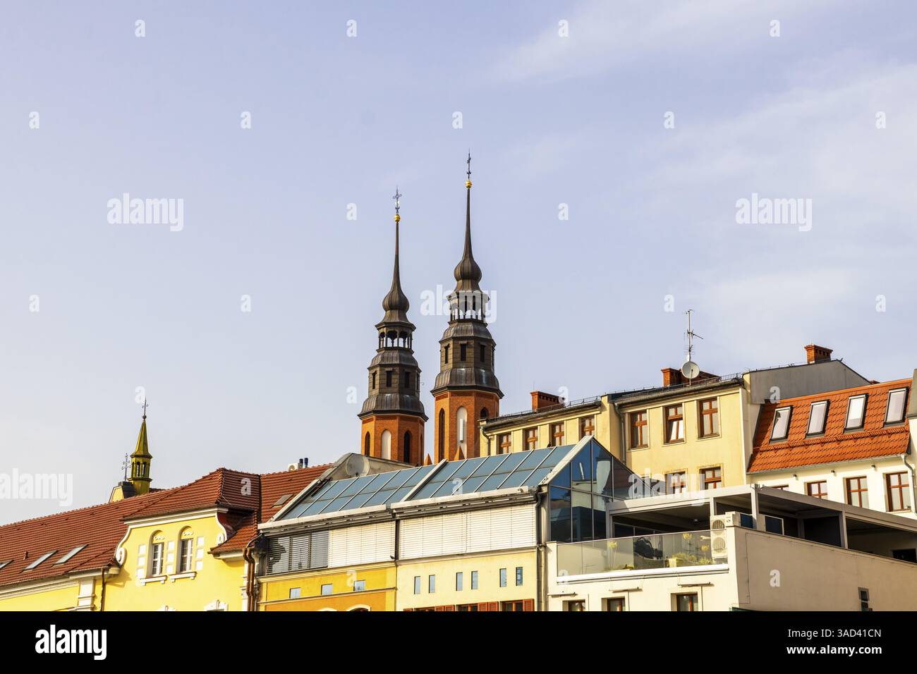 Cathédrale par maisons de ville à Opole Venise, Opole, Pologne, Europe Banque D'Images