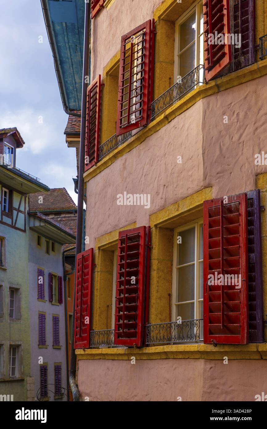 Maison avec fenêtre dans un jour d'automne ensoleillé dans la ville de Bienne, Bienne, Berne Canton, Suisse, Europe Banque D'Images