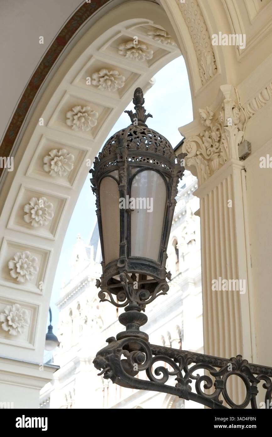 Vienne, Autriche. Ferronnerie ornée sur une vieille lampe des années 1800 Banque D'Images
