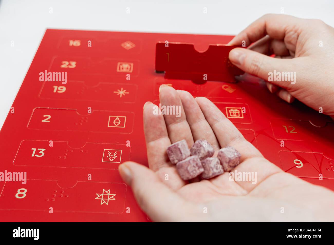 Calendrier de l'AVENT rouge pour les enfants et les adultes avec des bonbons. Photo de haute qualité Banque D'Images