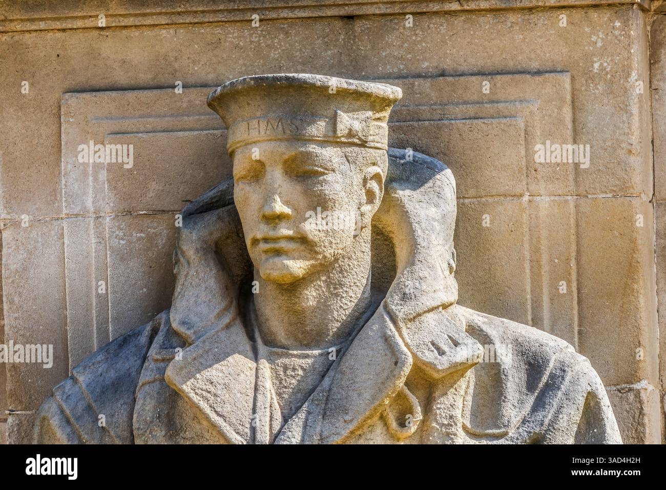 Statue de marin naval, Mémorial naval de Plymouth, Devon, Angleterre. Mémorial érigé en 1924 commémore ceux qui sont morts dans la seconde Guerre mondiale. Hoe Park face à l'océan. (Editori Banque D'Images