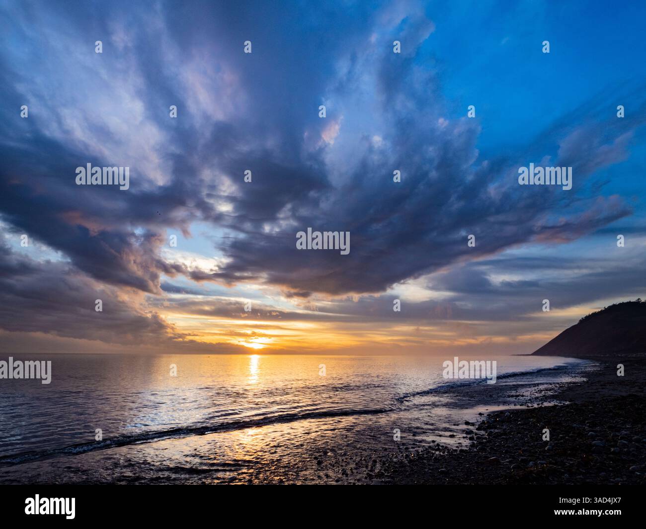 Coucher de soleil ciel reflété sur l'eau sur la plage. Whidbey Island, État de Washington. Banque D'Images