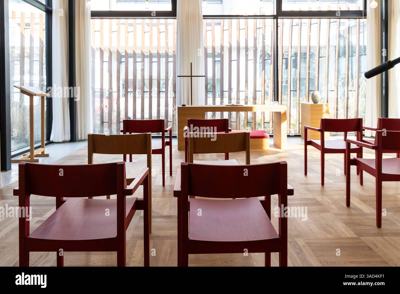 Salle de l'église pour la prière et l'intimité avec une grande croix et des chaises pour les visiteurs. Hôpital Herlev, Danemark. Banque D'Images