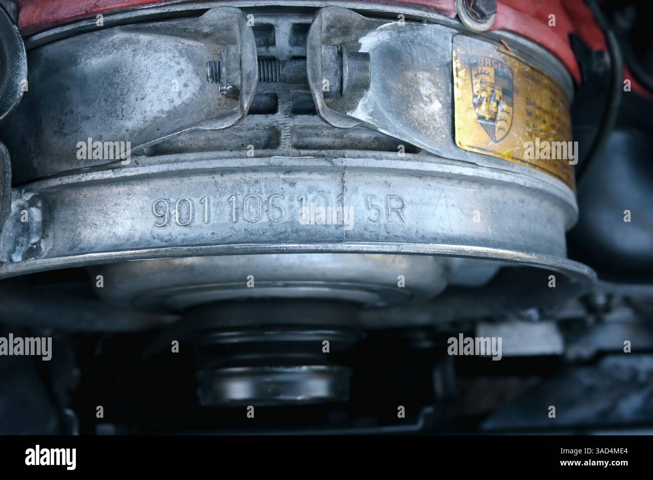 Numéro de série du moteur sur Porsche 911 SC. Bloc-moteur avec numéro de série en relief. Voiture de sport classique produite en Allemagne de 1978 à 1983. Sélectionnez Banque D'Images